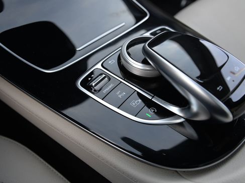 Used 2017 Mercedes-Benz E 300 4MATIC image 27