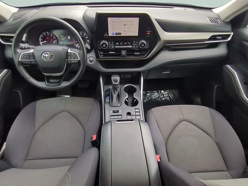 Used 2024 Toyota Highlander LE AWD/4WD image 11