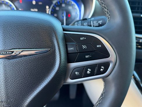 Used 2023 Chrysler Pacifica Touring-L image 32