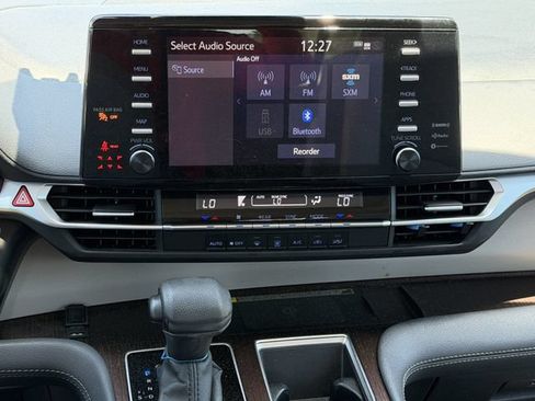 Used 2024 Toyota Sienna LE w/ LE Plus Package FWD image 17