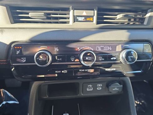 Used 2025 Honda Pilot TrailSport image 34