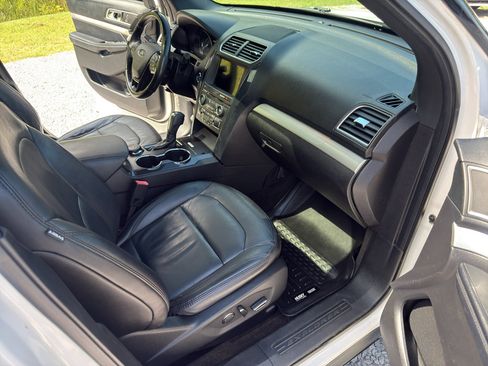 Used 2017 Ford Explorer XLT w/ Equipment Group 202A AWD/4WD image 22