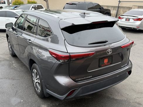 Used 2022 Toyota Highlander XLE AWD/4WD image 15