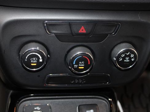 Used 2018 Jeep Compass Latitude FWD image 41
