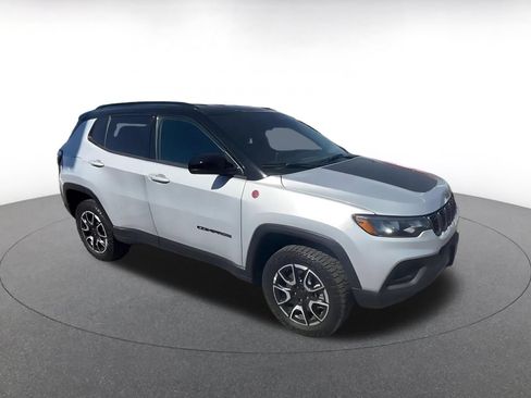 Used 2025 Jeep Compass Trailhawk AWD/4WD image 2