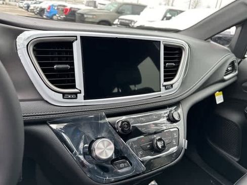 New 2026 Chrysler Pacifica Select image 4