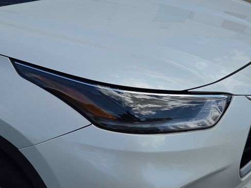Used 2021 Toyota Highlander LE AWD/4WD image 9