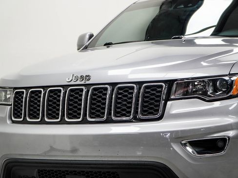 Used 2021 Jeep Grand Cherokee Laredo image 2