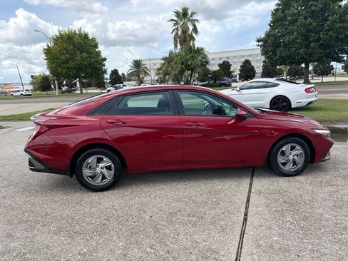 Used 2025 Hyundai Elantra SE FWD image 4