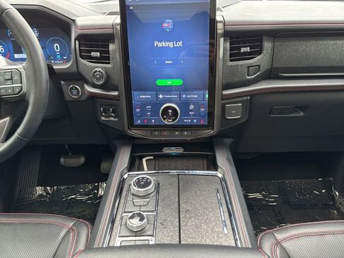 Used 2024 Ford Expedition Limited image 12