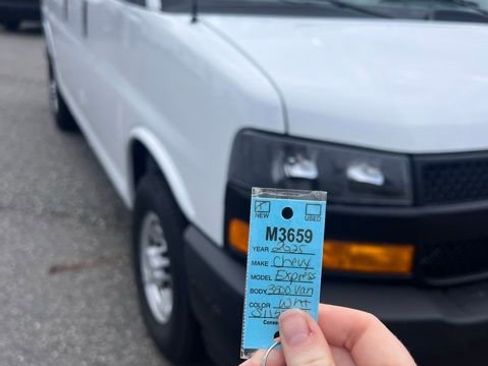 New 2025 Chevrolet Express 3500 Work Van w/ Driver Convenience Package image 15