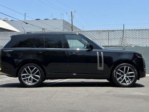 Used 2025 Land Rover Range Rover SE AWD/4WD image 8