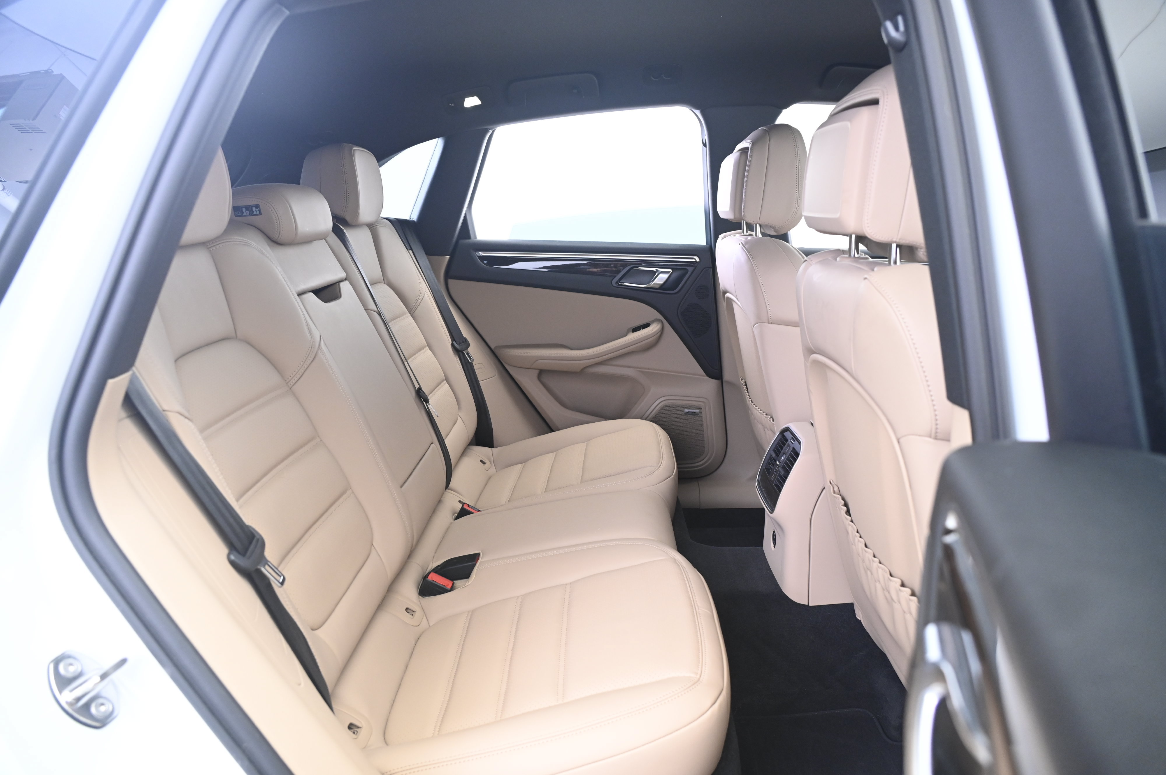 Certified 2024 Porsche Macan AWD/4WD image 18