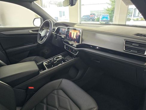 Used 2024 Volkswagen Atlas Cross Sport SE image 45