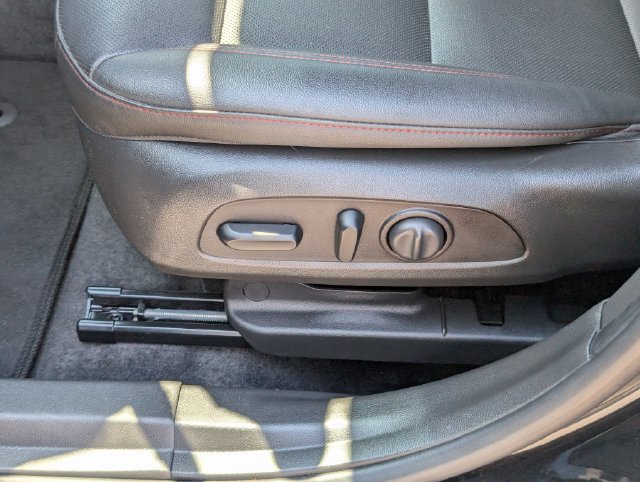 Used 2025 Chevrolet Trax RS w/ Sunroof Package FWD image 17