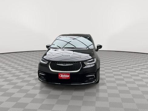 Used 2025 Chrysler Pacifica Select image 33