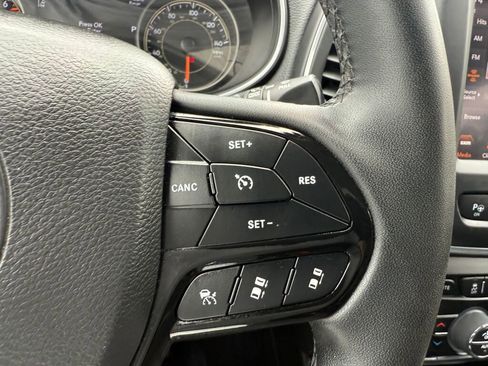 Used 2023 Jeep Cherokee Altitude Lux image 16