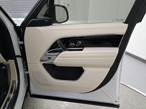 New 2025 Land Rover Range Rover Long Wheelbase SE image 31