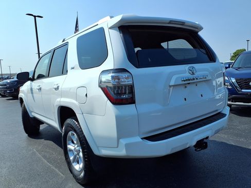 Used 2018 Toyota 4Runner SR5 AWD/4WD image 30