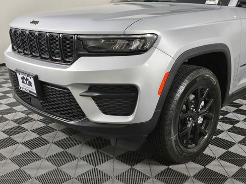 New 2025 Jeep Grand Cherokee Altitude image 11