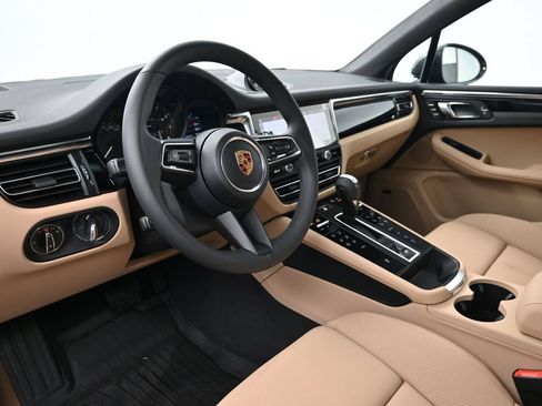 Certified 2026 Porsche Macan AWD/4WD image 4