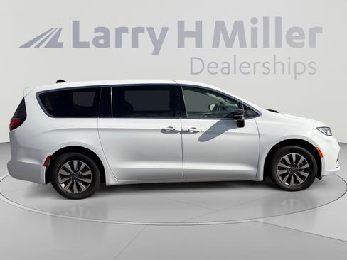 Used 2024 Chrysler Pacifica Limited FWD image 6