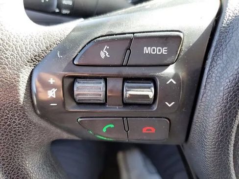 Used 2016 Kia Sedona LX w/ Option Group 020 FWD image 22
