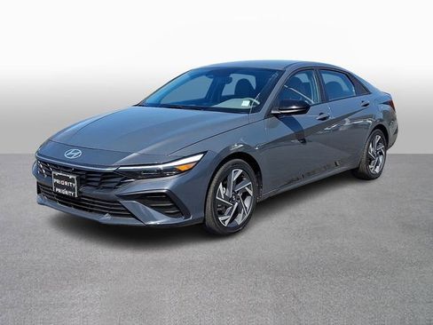 Used 2025 Hyundai Elantra SEL image 1