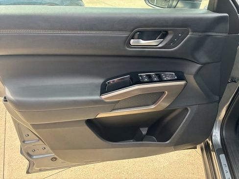 Used 2024 Nissan Pathfinder Platinum FWD image 19