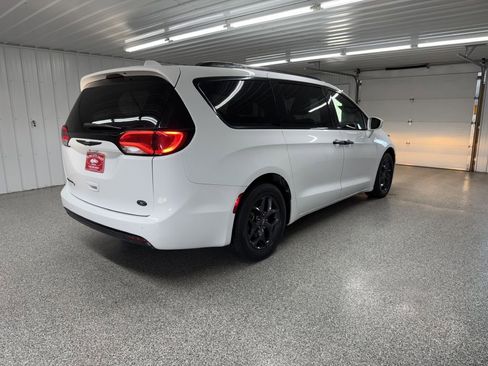 Used 2019 Chrysler Pacifica Touring-L Plus w/ S Appearance Package image 6