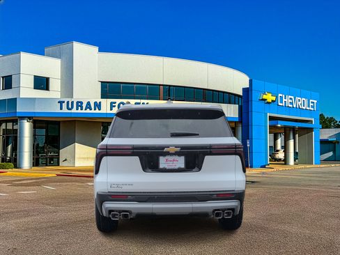 New 2026 Chevrolet Traverse LT w/ Sun and Wheel Package FWD image 4