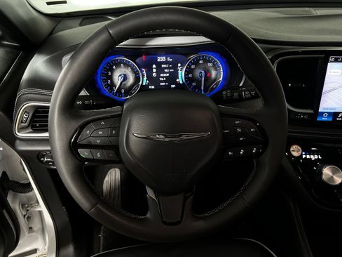 Used 2025 Chrysler Pacifica Limited FWD image 9