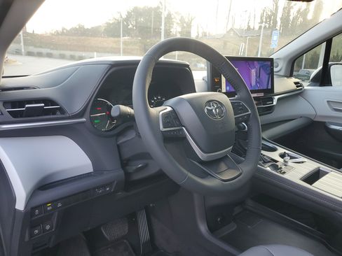 New 2025 Toyota Sienna XLE image 16