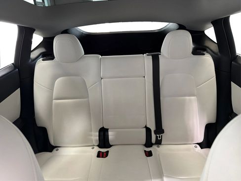 Used 2022 Tesla Model Y Long Range image 19
