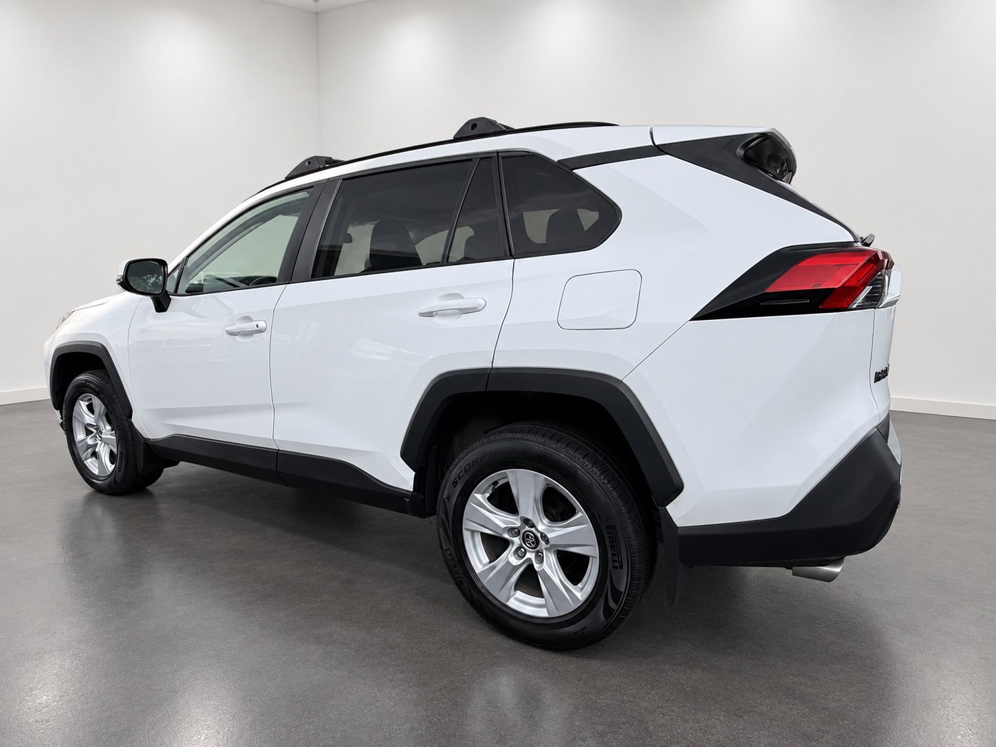 Used 2020 Toyota RAV4 XLE w/ Convenience Package AWD/4WD image 4