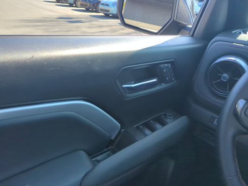 Used 2023 Chevrolet Colorado Z71 w/ Z71 Convenience Package 2 image 32