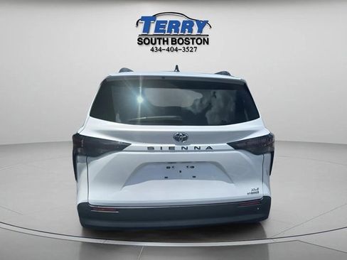 Used 2023 Toyota Sienna XLE image 4