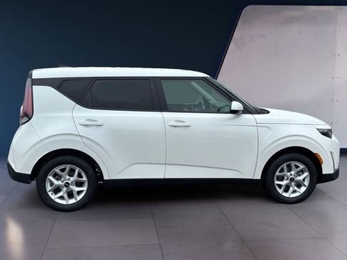 Certified 2025 Kia Soul LX w/ LX Technology Package FWD image 6