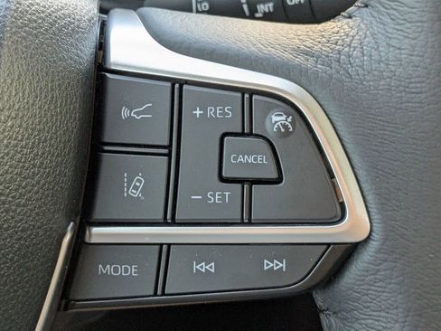 Used 2026 Toyota Sienna XLE FWD image 25