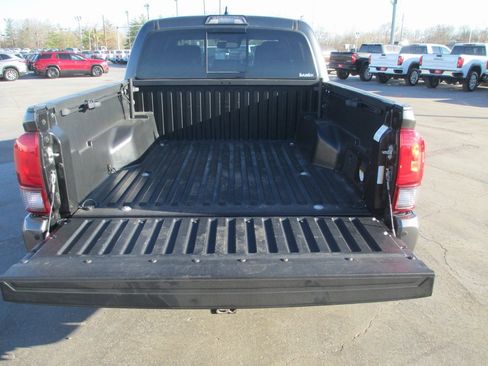 Used 2019 Toyota Tacoma TRD Sport image 6
