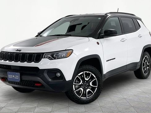 Used 2025 Jeep Compass Trailhawk AWD/4WD image 3