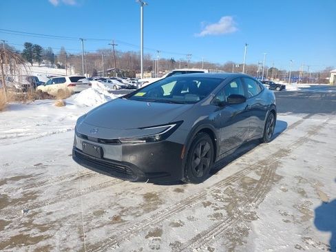 Used 2023 Toyota Prius LE image 3