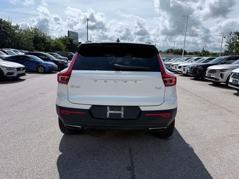 Used 2019 Volvo XC40 T4 R-Design FWD image 5