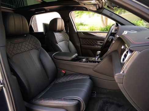 Used 2017 Bentley Bentayga AWD/4WD image 33