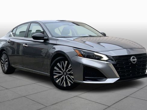 Used 2024 Nissan Altima 2.5 SV image 2