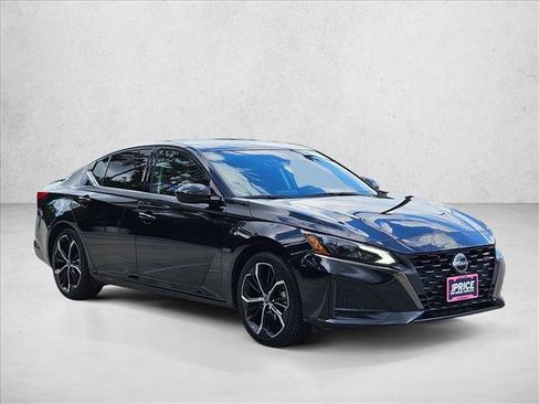 Used 2024 Nissan Altima 2.5 SR FWD image 3
