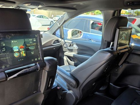 Used 2021 Chrysler Pacifica Touring-L w/ Uconnect Theater Family Group AWD/4WD image 11