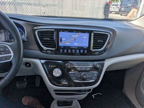 Used 2017 Chrysler Pacifica Touring-L FWD image 3