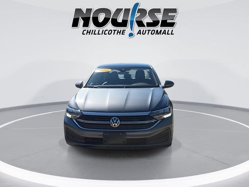 Used 2024 Volkswagen Jetta SE FWD image 3