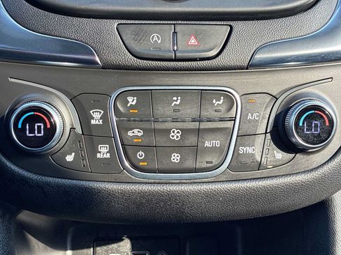 Used 2022 Chevrolet Equinox LT AWD/4WD image 16